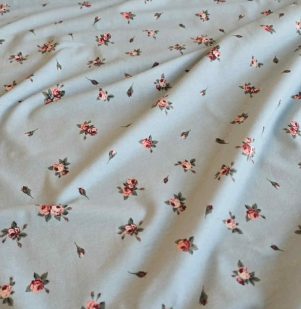 Bomuldsjersey m/små roser, støvet blå, Avalana Bomuldsjersey m/små roser, støvet blå, Avalana