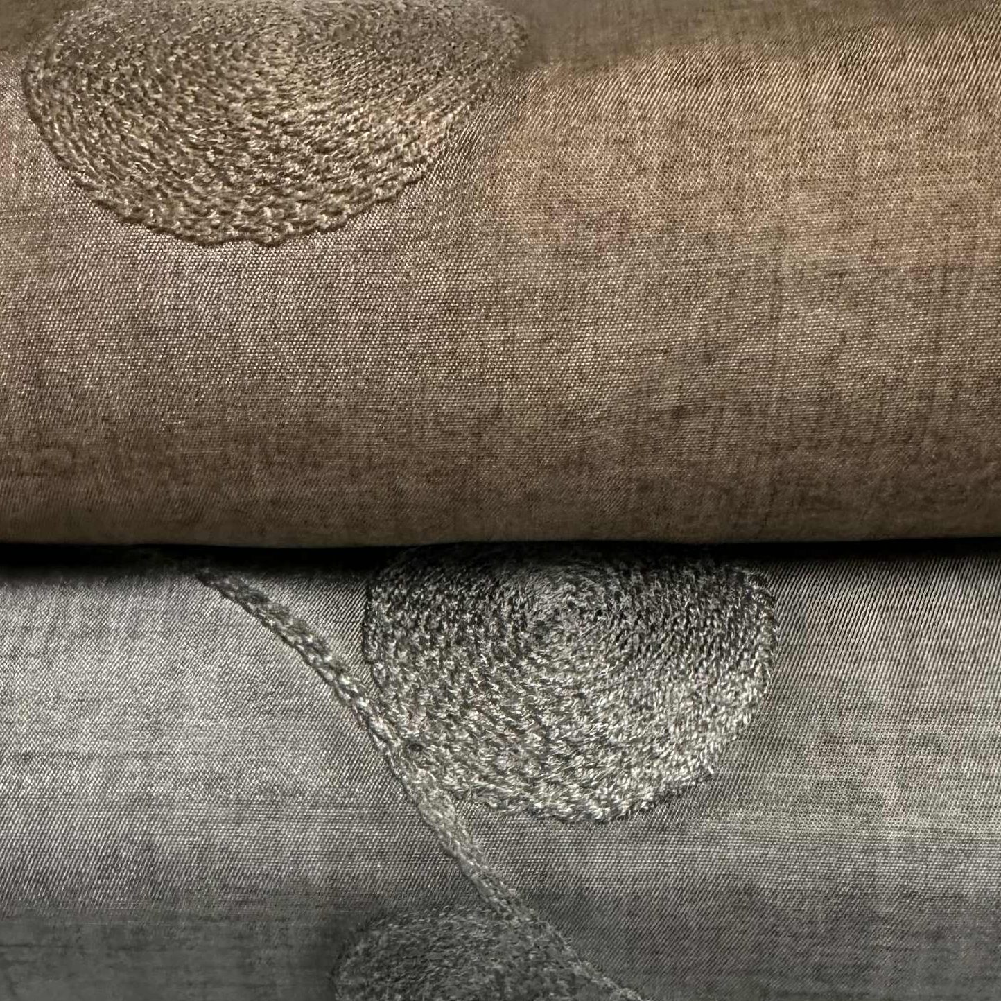 Fast Viskose/polyester m/broderi, brunlig