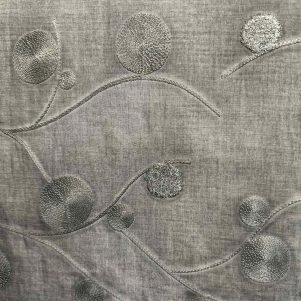 Fast Viskose/polyester m/broderi, gråtonet