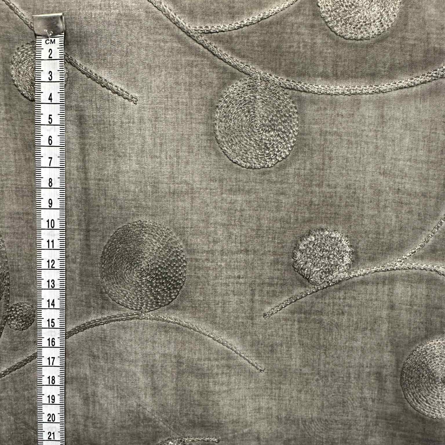 Fast Viskose/polyester m/broderi, gråtonet