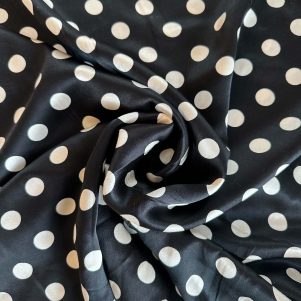Fast Viskosesatin m/ø 2 cm. hvide prikker, sort Fast Viskosesatin m/ø 2 cm. hvide prikker, sort
