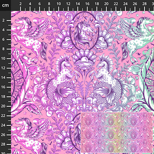 PREORDER - UDKOMMER D.19/10-2026: Tula Pink - Legendary, "IN PLAIN SIGHT" PREORDER - UDKOMMER D.19/10-2026: Tula Pink - Legendary, "IN PLAIN SIGHT"